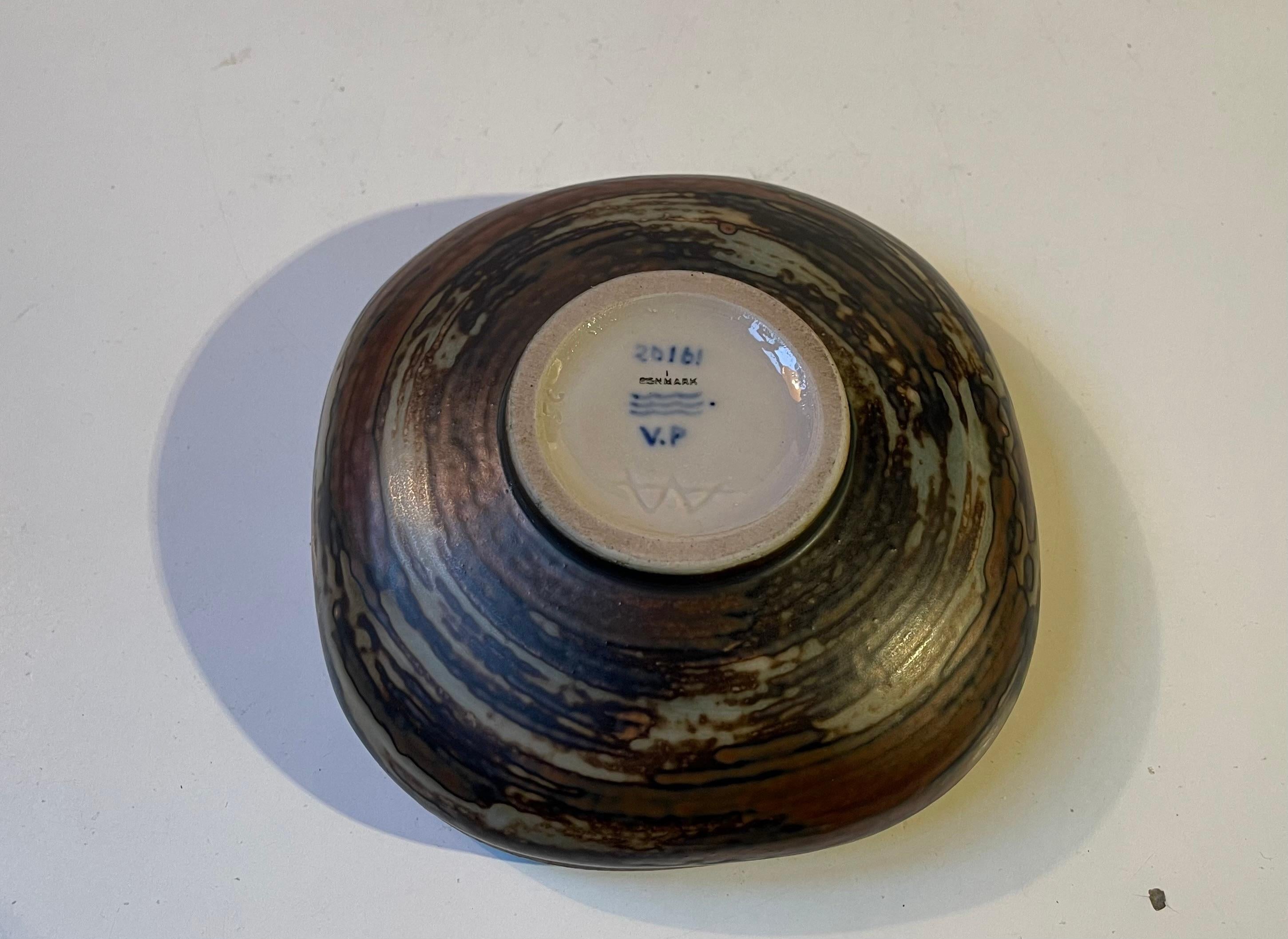 Royal Copenhagen Glazed Stoneware Bowl by Bode Willumsen, 1950s In Good Condition For Sale In Esbjerg, DK