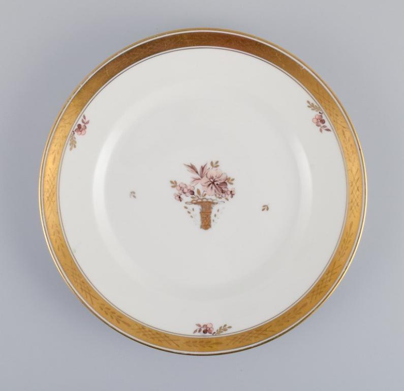 Royal Copenhagen, Gold Basket. Two dinner plates and one lunch plate in porcelain.
Model number 595/10520
Model number 595/9586
Marked.
First sorting.
Perfect condition.
Measurements: D 22.8 cm.
Dimensions: D 25.0 cm.