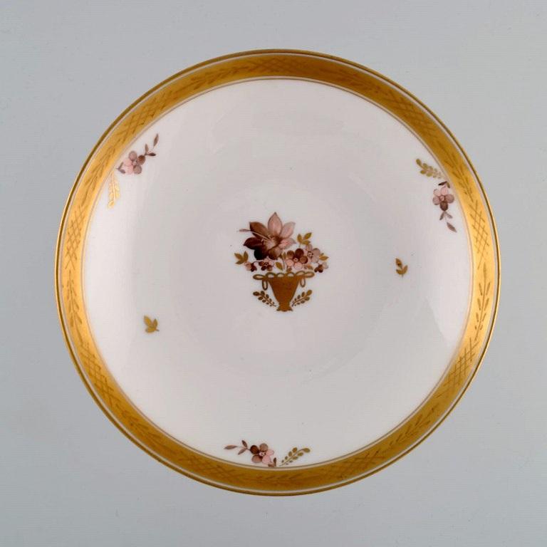 Goldener Königlich Kopenhagener Kompottkorb aus Porzellan mit Blumen (Dänisch) im Angebot