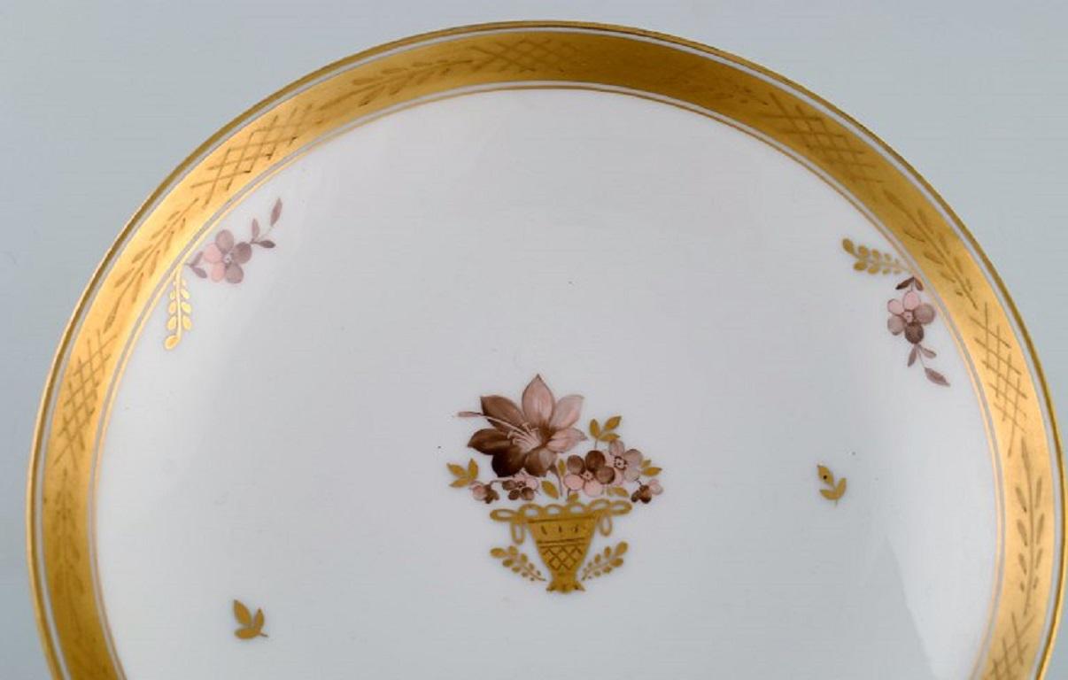 Goldener Königlich Kopenhagener Kompottkorb aus Porzellan mit Blumen (Handbemalt) im Angebot