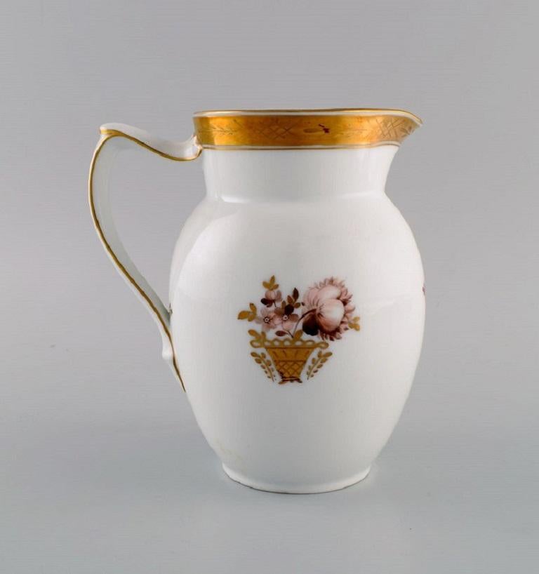 Royal Copenhagen Pichet à panier doré en porcelaine avec décor de fleurs et d'or. Numéro de modèle 595/9087. Début du 20e siècle.
Mesures : 17.5 x 16 cm.
En parfait état.
Estampillé.
1ère qualité d'usine.