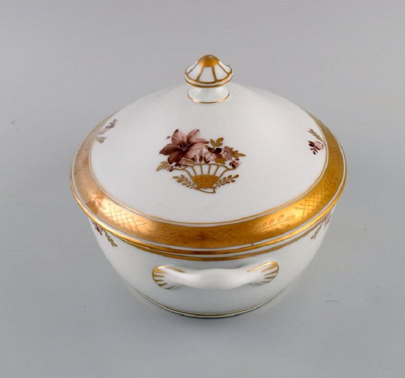 Royal Copenhagen Sopera con Tapa Cesta Dorada de Porcelana con Flores Pintado a mano en venta