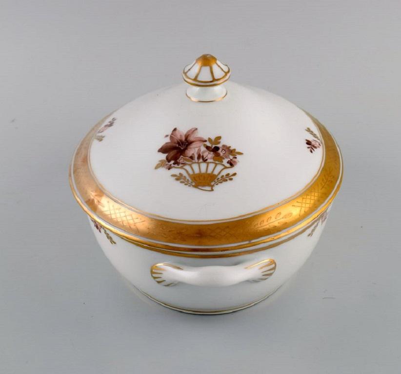 Peint à la main Soupière à couvercle Golden Basket de Royal Copenhagen en porcelaine avec fleurs en vente