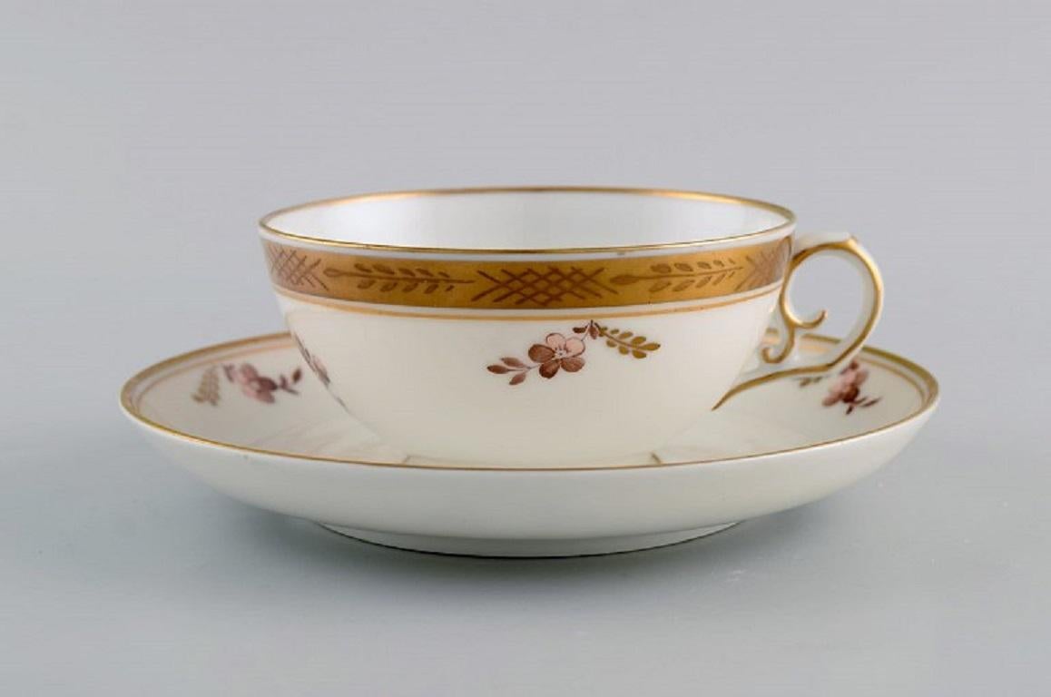 Royal Copenhagen golden basket tea service for four people.
Consisting of four teacups with saucers (595/9067), four plates (595/9483) and sugar bowl.
The teacup measures: 9.7 x 5 cm.
Saucer diameter: 15 cm.
Plate diameter: 17.3 cm.
The sugar