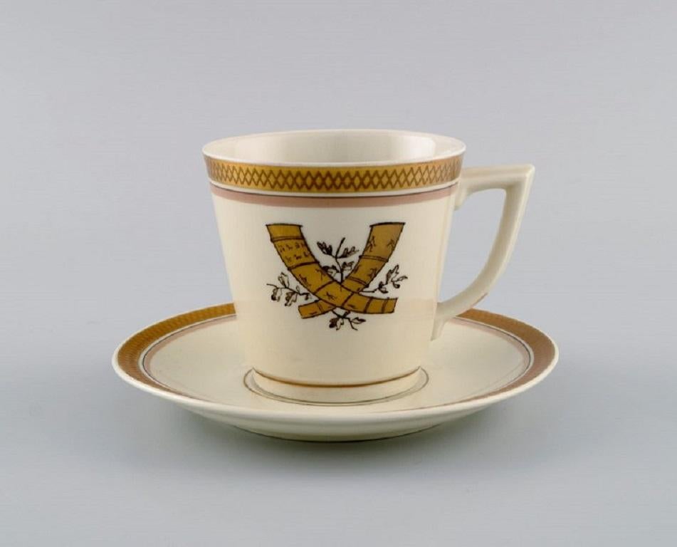 Royal Copenhagen Golden Horns coffee service for 10 people. 1960s.
Consisting of 10 coffee cups with saucers, sugar bowl and creamer.
The cup measures: 7.5 x 7 cm.
Saucer diameter: 13 cm.
The sugar bowl measures: 16.5 x 9 cm.
In excellent