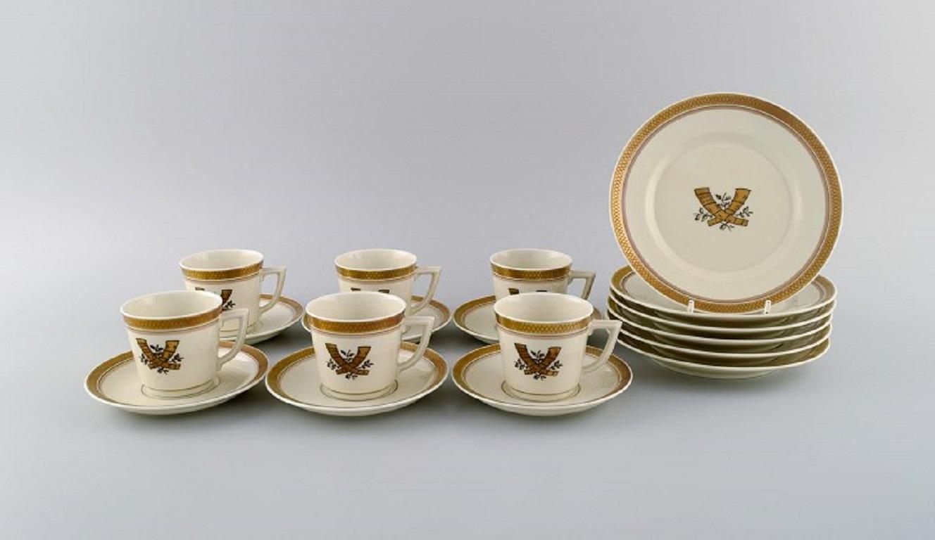 Royal Copenhagen Golden Horns mocha service for six people. 1960s.
Consisting of six mocha cups with saucers and six plates.
The cup measures: 6.2 x 5.7 cm.
Saucer diameter: 11.7 cm.
Plate diameter: 16 cm.
In excellent condition.
Stamped.
1st