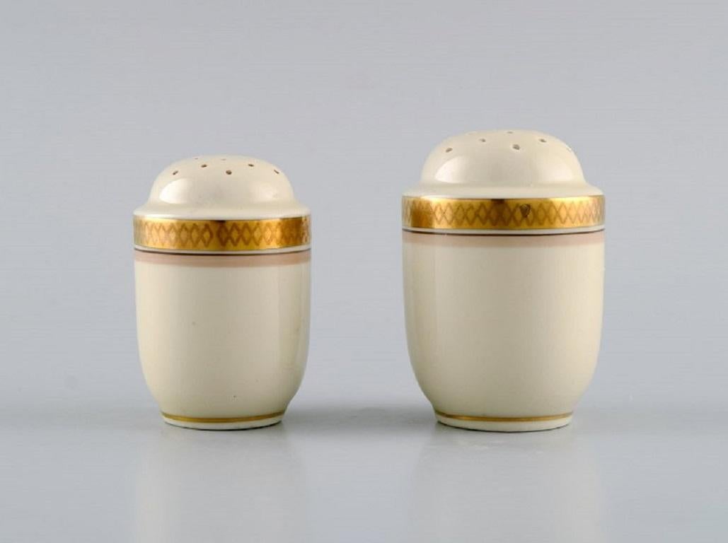 Royal Copenhagen Golden Horns. Mustard jar, salt and pepper shaker. 1960s.
The salt shaker measures: 6.4 x 4.5 cm.
The mustard jar measures: 8 x 5 cm.
In excellent condition.
Stamped.
1st factory quality.