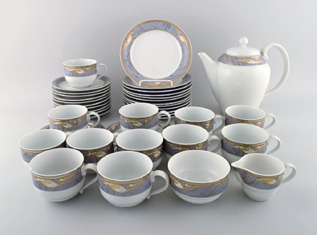 Royal Copenhagen Gray Magnolia. Complete coffee service for 12 people in porcelain, late 20th century.
Consisting of 12 coffee cups with saucers, 12 plates and coffee pot.
The coffee cup measures: 8 x 6 cm.
The saucer measures: 14.3 cm.
The