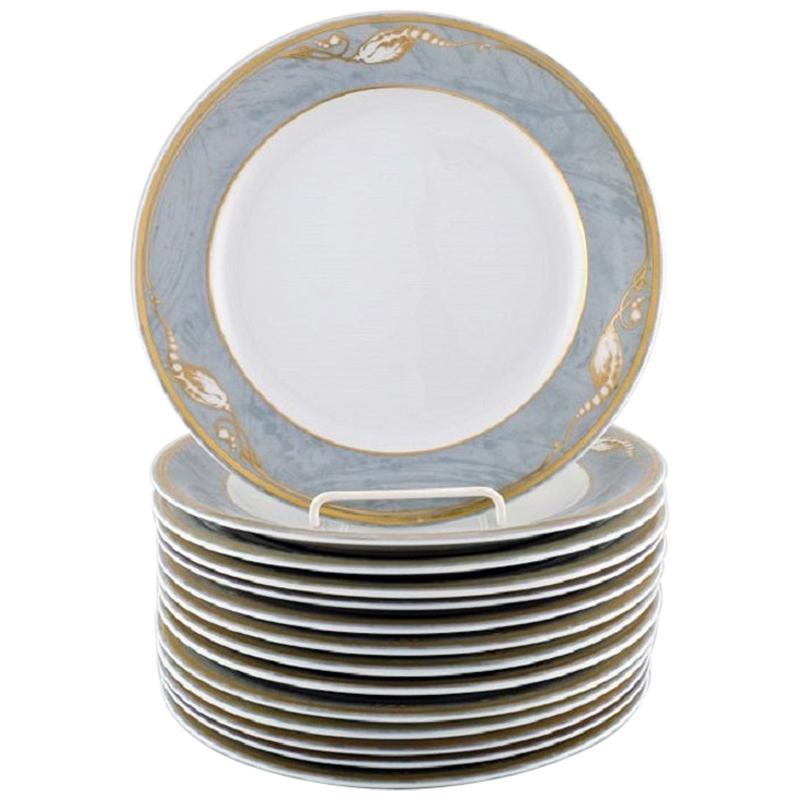 Assiette de déjeuner en porcelaine grise Magnolia de Royal Copenhagen, 14 pièces en vente