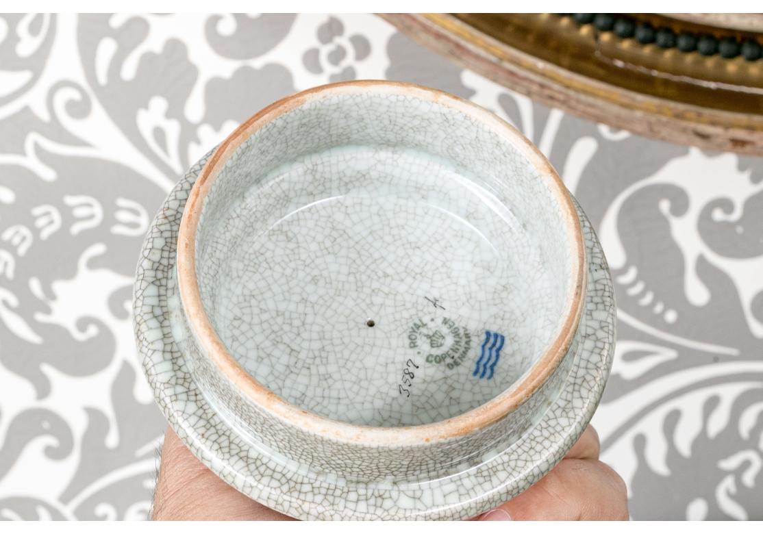 Rarissima urna in porcellana di Royal Copenhagen in stile art déco con smalto verde crepla e finiture in oro marrone e 24 carati. L'urna con piede presenta ampie fasce dorate alla base e sul bordo. La pesante urna di forma ovoidale con due manici