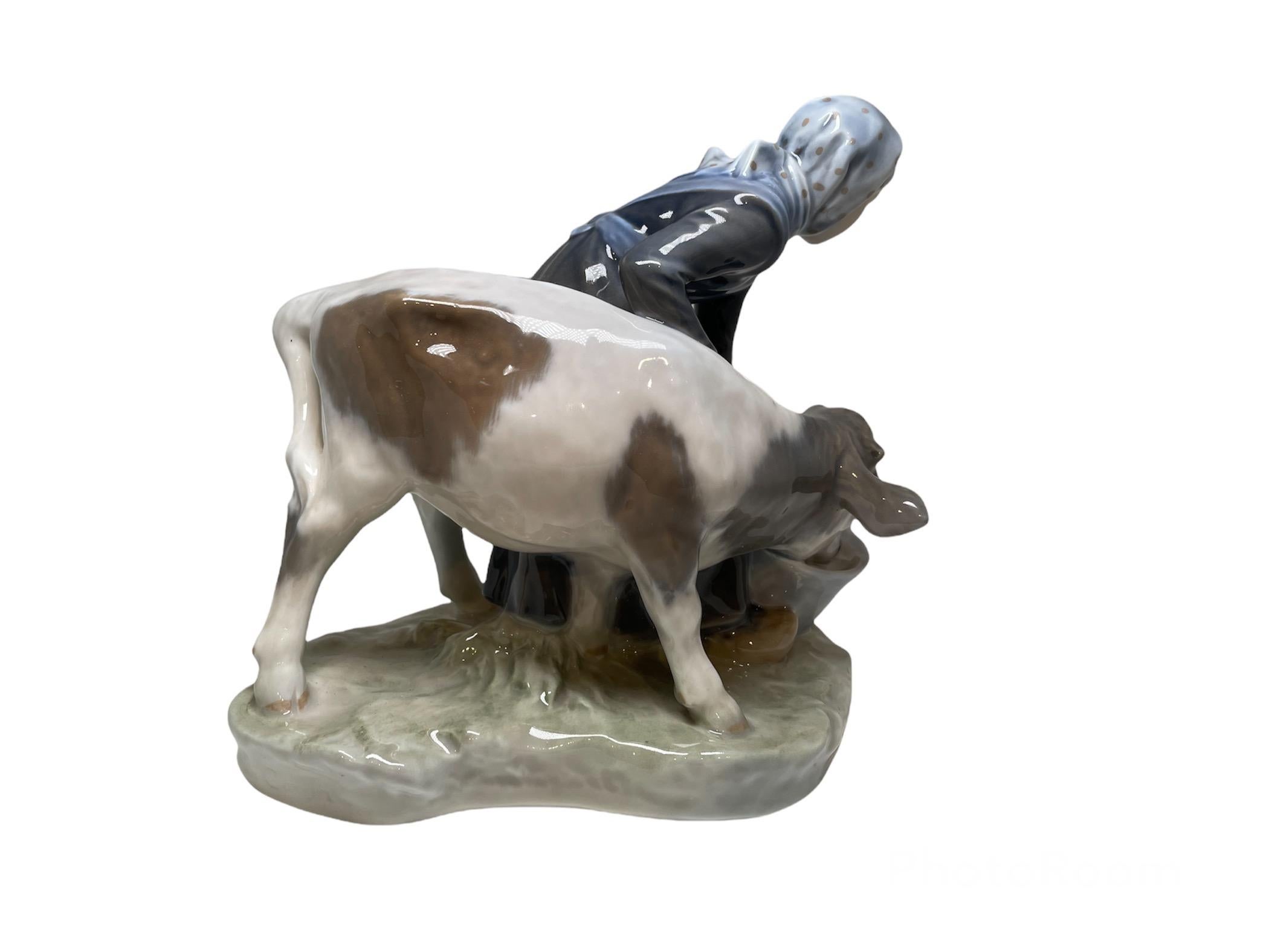 Peint à la main Royal Copenhagen, porcelaine peinte à la main, jeune fille paysanne nourrissant un veau en vente