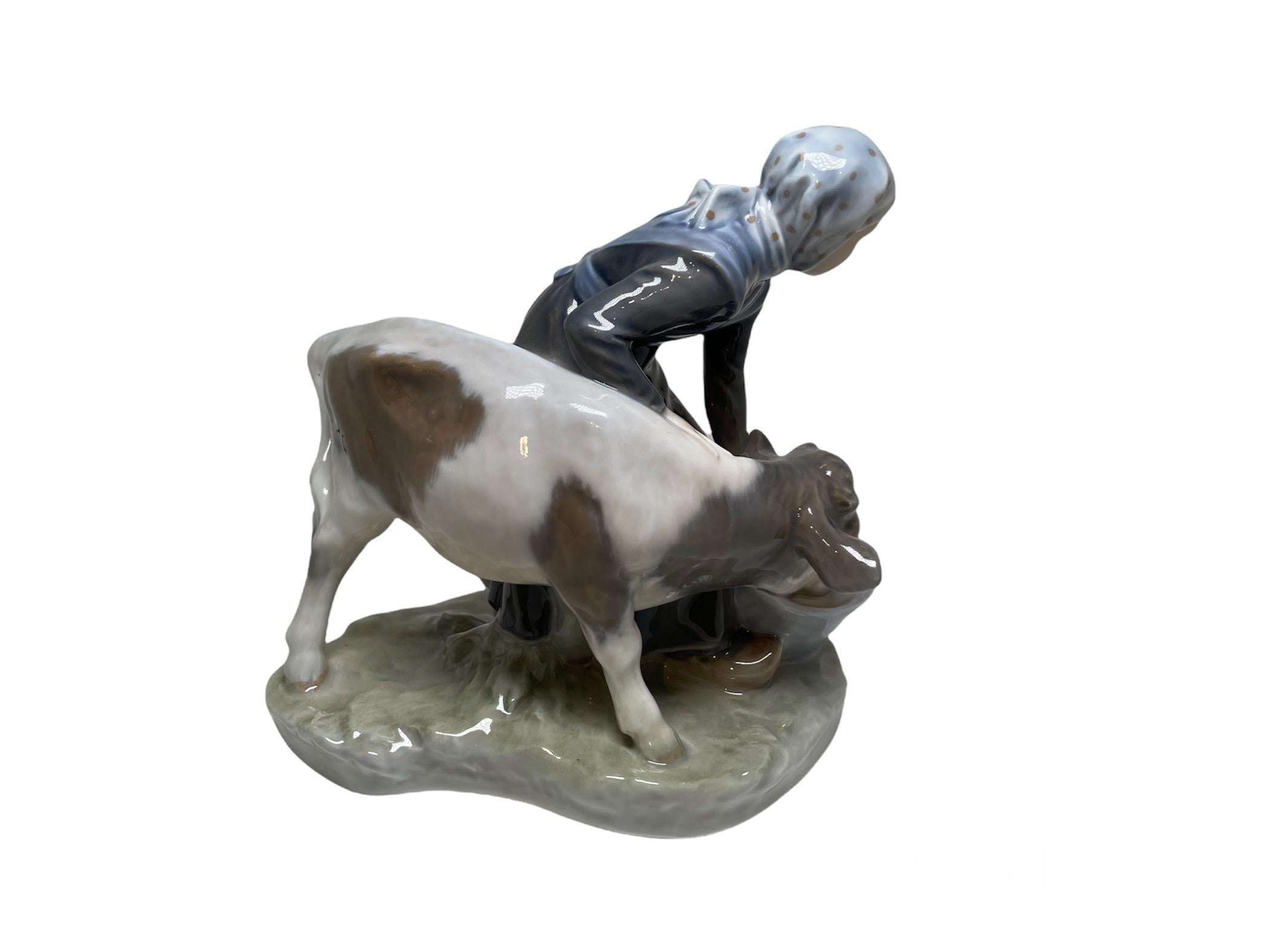 Royal Copenhagen Hand Painted Porcelain Young Girl Peasant Feeding a Calf In Good Condition For Sale In Guaynabo, PR