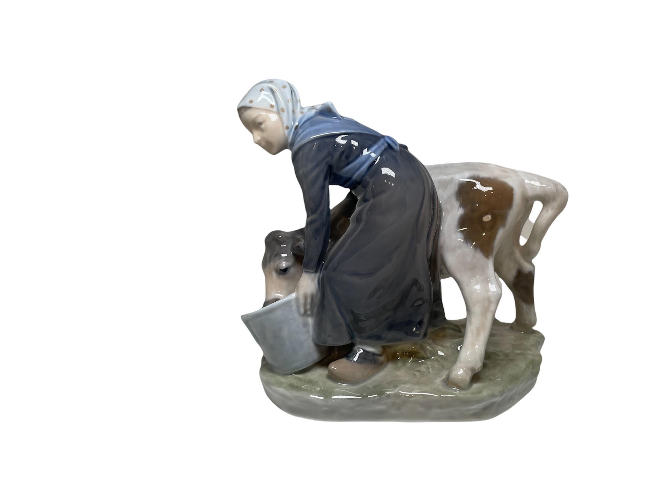 Porcelaine Royal Copenhagen, porcelaine peinte à la main, jeune fille paysanne nourrissant un veau en vente