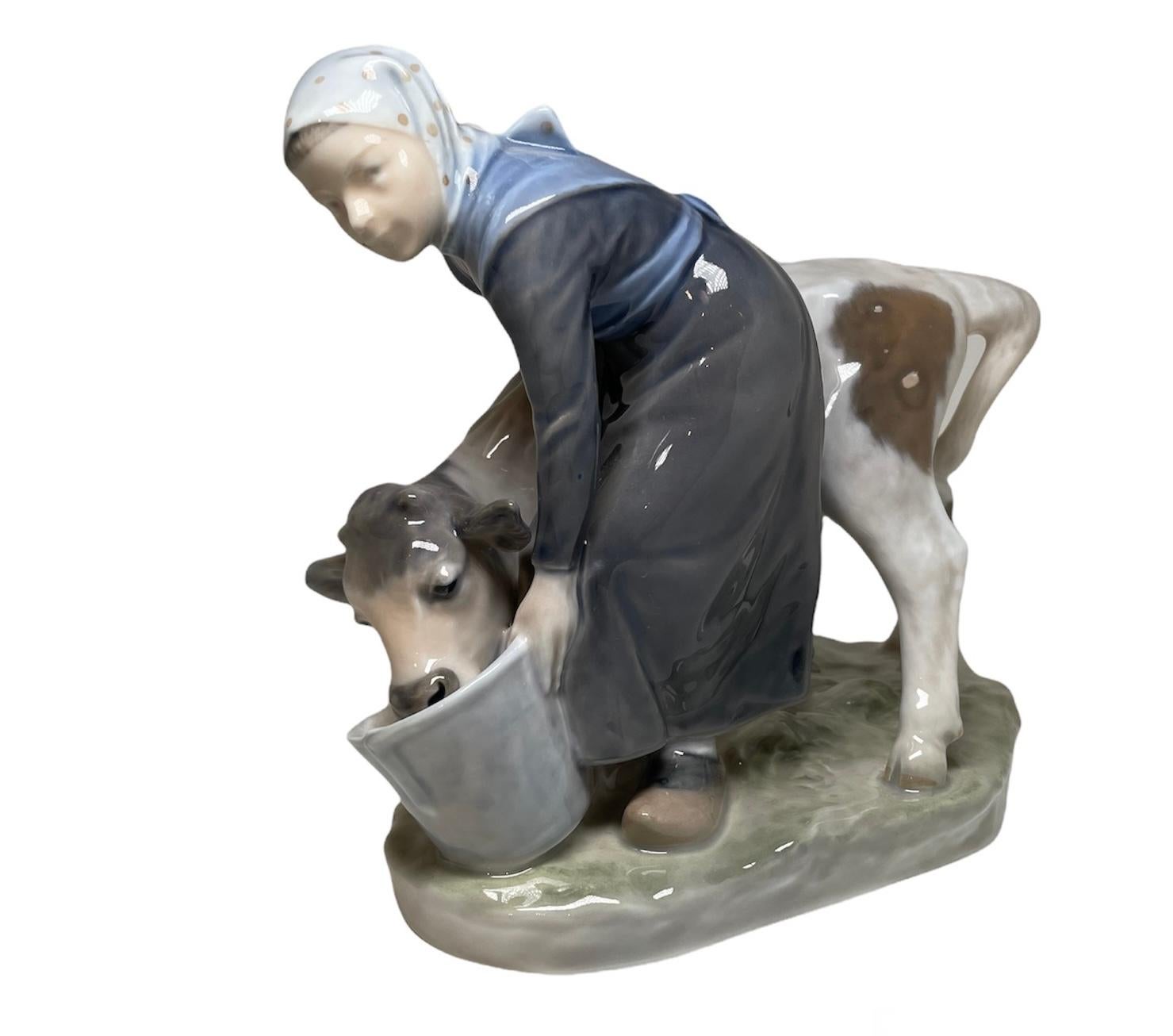 Royal Copenhagen, porcelaine peinte à la main, jeune fille paysanne nourrissant un veau en vente 1