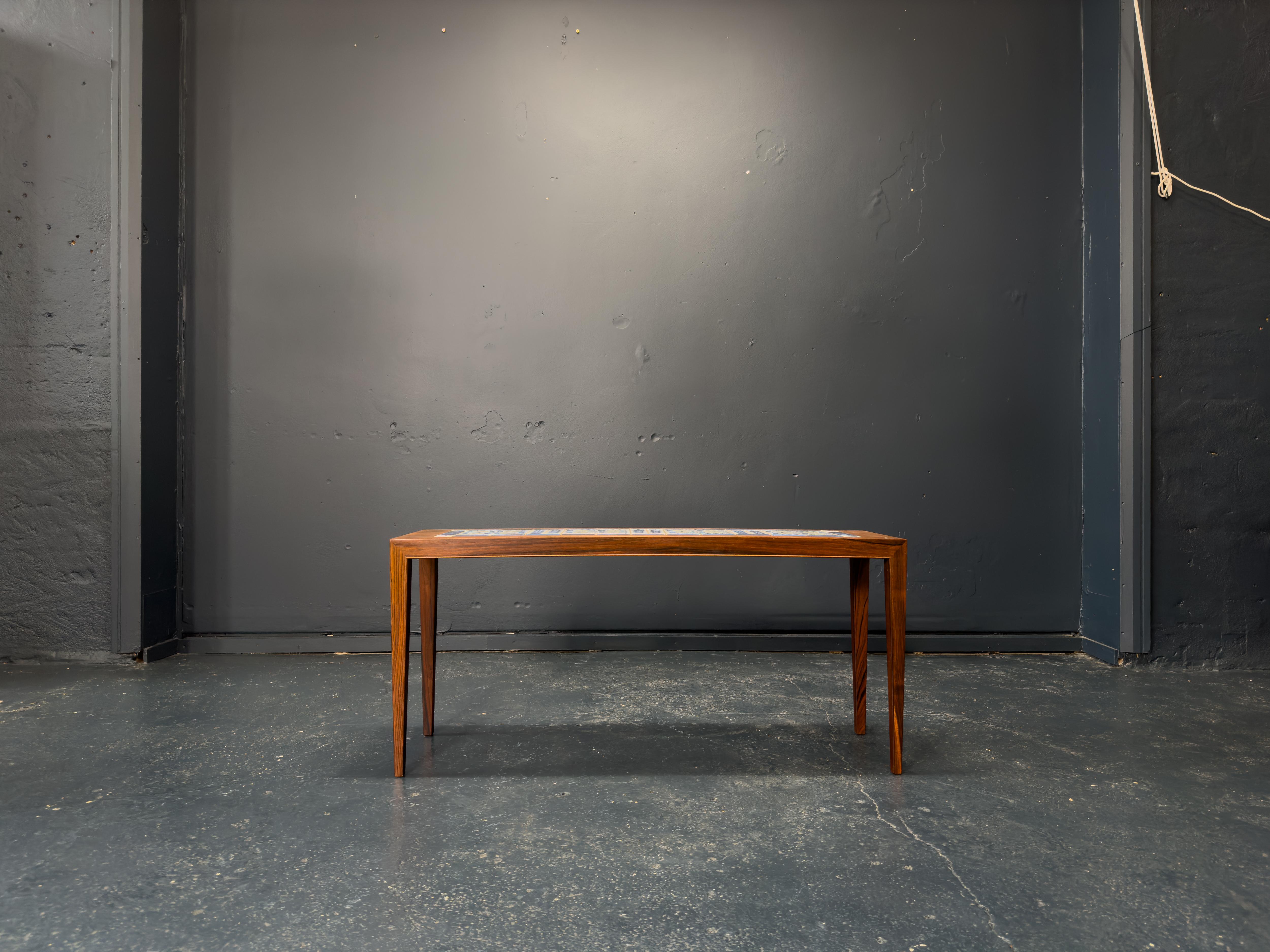 Conçue par Severin Hansen pour Hansen au Danemark en 1965, cette incroyable table en bois dur est dotée d'un superbe plateau en carreaux de Royal Copenhagen de la série 'Tenera' de Nils Thorsson.

Les tons vifs et profonds du bleu royal et du jaune