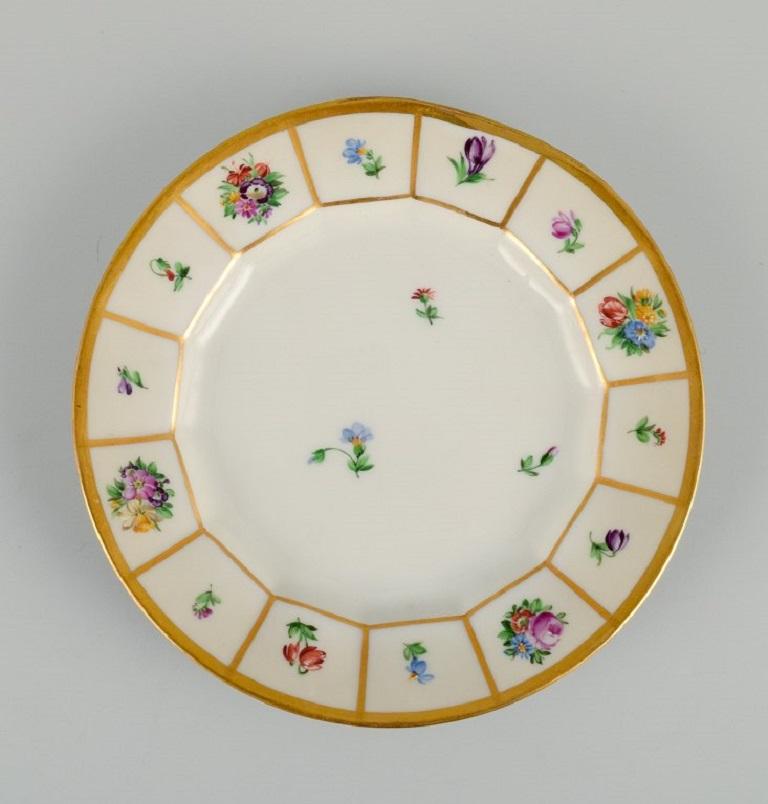 Royal Copenhagen Henriette.
Hand painted porcelain, six cake plates.
Model number 444/8553.
First factory quality.
In perfect condition.
Dimensions: D 15.8 cm.