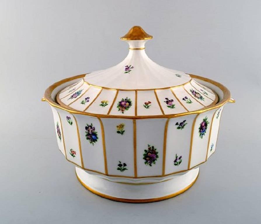 Royal Copenhagen Henriette, hand-painted porcelain with gold. Two tureens no. 444/8532.
Measure: Height without lid 14 cm. diameter 28.3 cm. height with lid 24.5 cm. Large tureen for 4 liter soup.
1st. assortment, in perfect condition.
Stock: Two