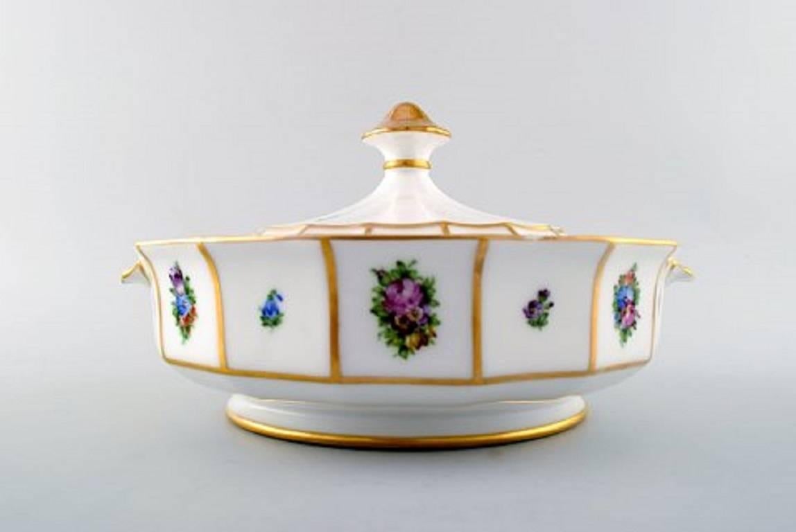 Royal Copenhagen Henriette, two lidded bowls.
Decoration number 444/8535.
1st. Assortment.
Measures: Length 25 cm, height 13.5 cm.
Perfect condition.