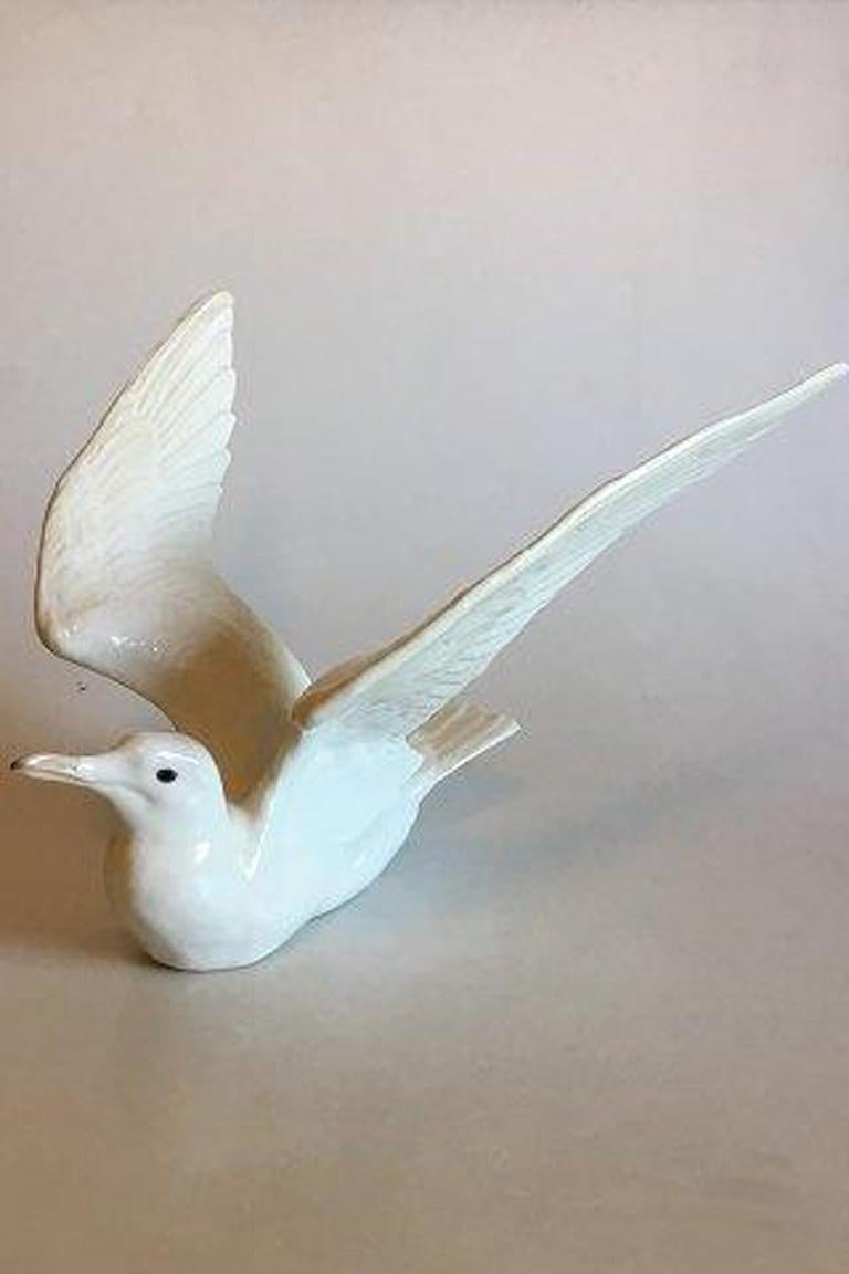 20th Century Royal Copenhagen Ivory Gull Figurine made of Porcelæn No 370 For Sale