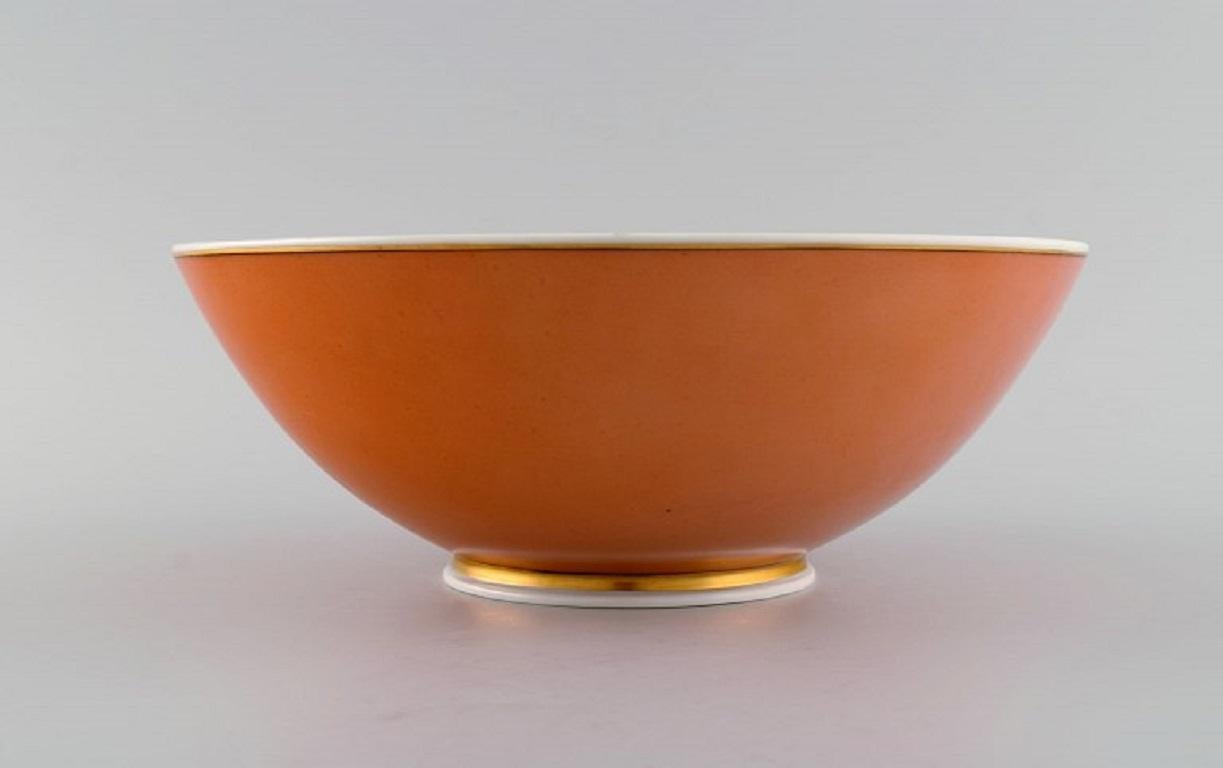 Royal Copenhagen Jægersborg porcelain bowl. 
Orange with gold decoration. 1920s.
Measures: 22.5 x 8.5 cm.
In excellent condition.
Stamped.
1st factory quality.