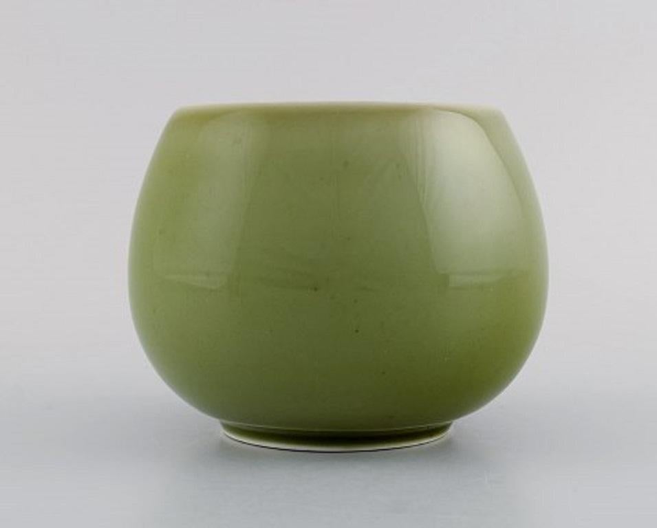 Royal Copenhagen jar in glazed stoneware. Beautiful celadon glaze. Danish design, mid-20th century.
Measures: 14 x 11 cm.
Stamped.
In excellent condition.
1st factory quality.