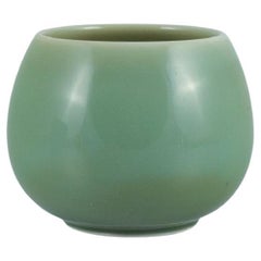 Royal Copenhagen-Gefäß aus glasiertem Steingut.  Schöne Celadon-Glasur.