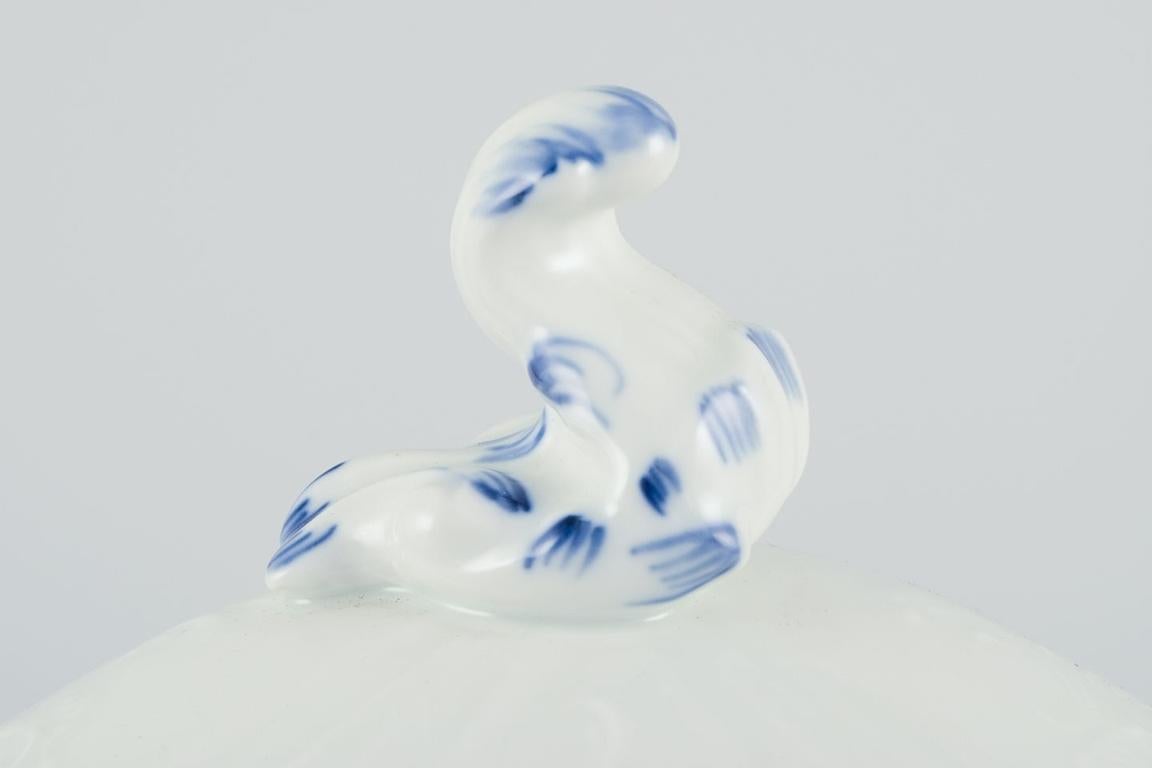 Dipinto a mano Royal Copenhagen, Fiore blu Juliane Marie. Grande zuppiera con coperchio in porcellana in vendita