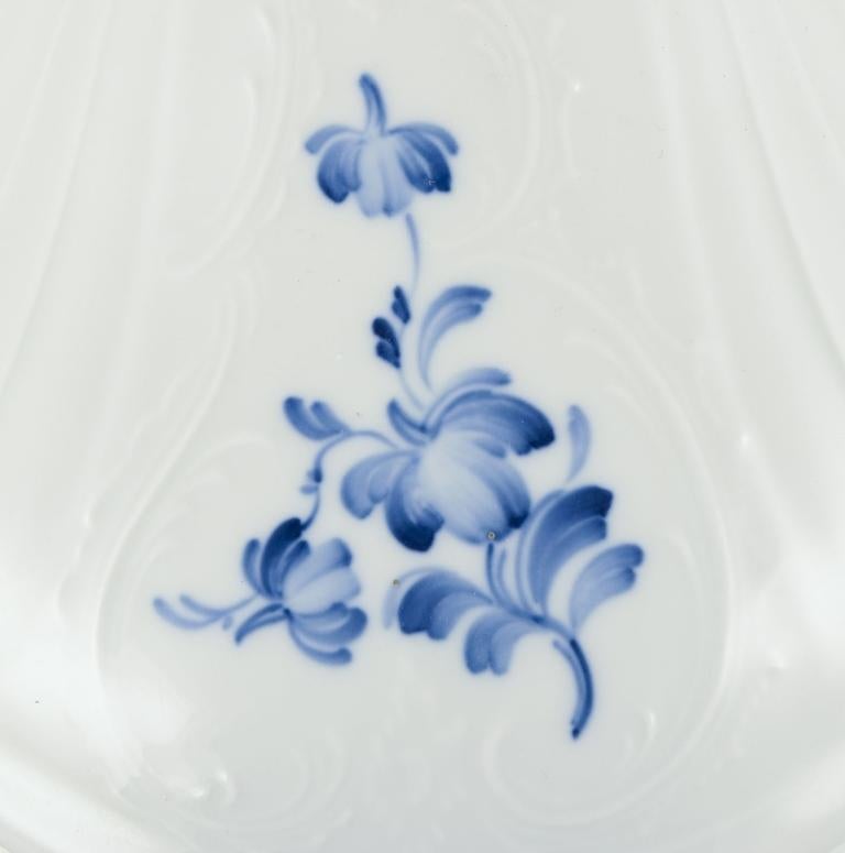 Metà XX secolo Royal Copenhagen, Fiore blu Juliane Marie. Grande zuppiera con coperchio in porcellana in vendita