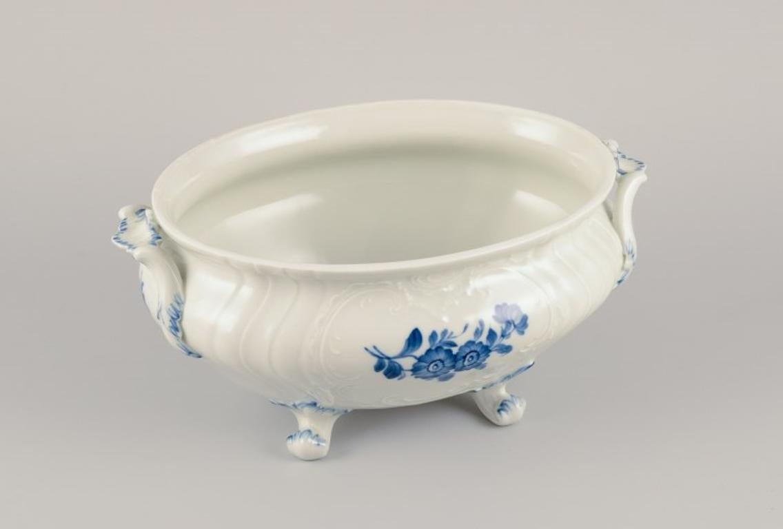 Dipinto a mano Royal Copenhagen, Fiore blu Juliane Marie. Grande zuppiera ovale con coperchio. in vendita