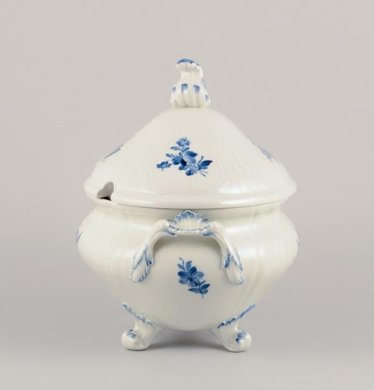 Metà XX secolo Royal Copenhagen, Fiore blu Juliane Marie. Grande zuppiera ovale con coperchio. in vendita
