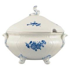 Royal Copenhagen, Fiore blu Juliane Marie. Grande zuppiera ovale con coperchio.