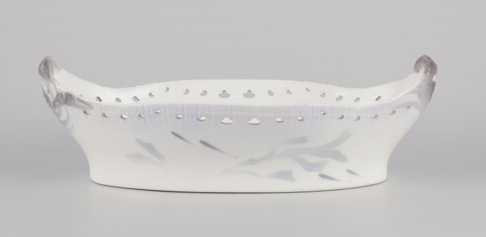 I prodotti usati sono esenti da dazi all'importazione per i clienti statunitensi. 
Pertanto, al tuo acquisto non saranno applicate tariffe di importazione.

Royal Copenhagen, grande jardinière Art Nouveau.
Sottosmalto.
Modellato con granchi, dipinto