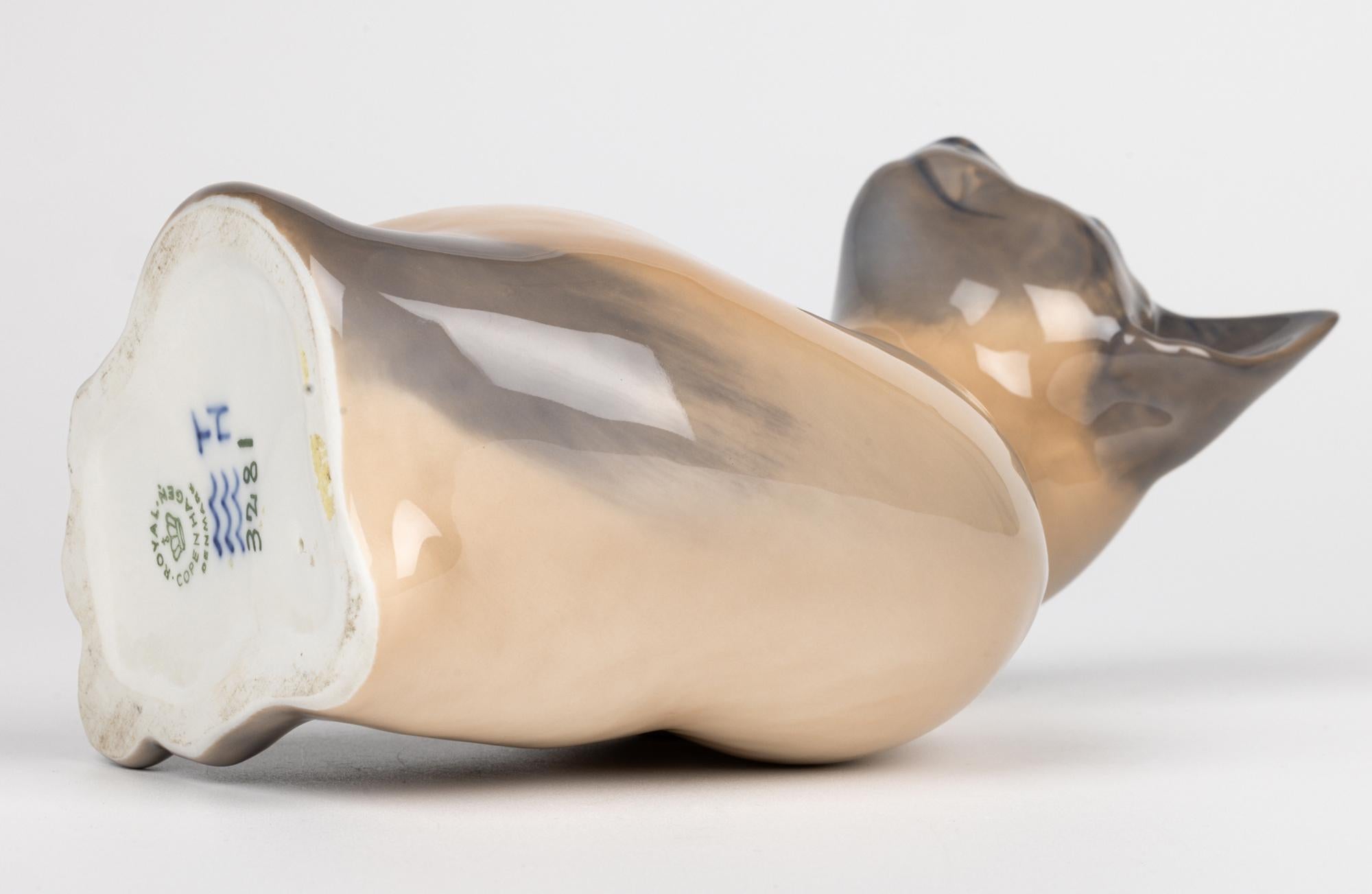 Modelo vintage de porcelana danesa de gran calidad de un gato siamés sentado, de los prestigiosos y solicitados fabricantes Royal Copenhagen, que data de alrededor de 1980. El gran gato sentado está bellamente modelado con gran detalle y está