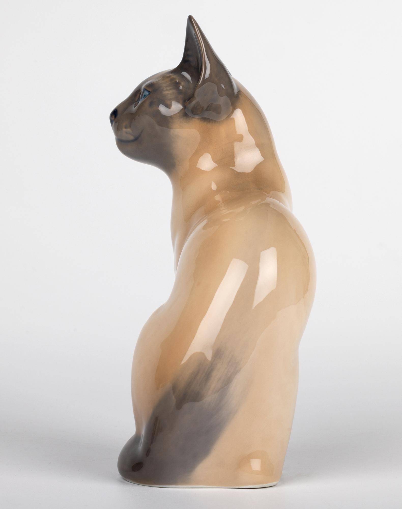 Figura de gato siamés de porcelana grande Royal Copenhagen Model 3281 Danés en venta