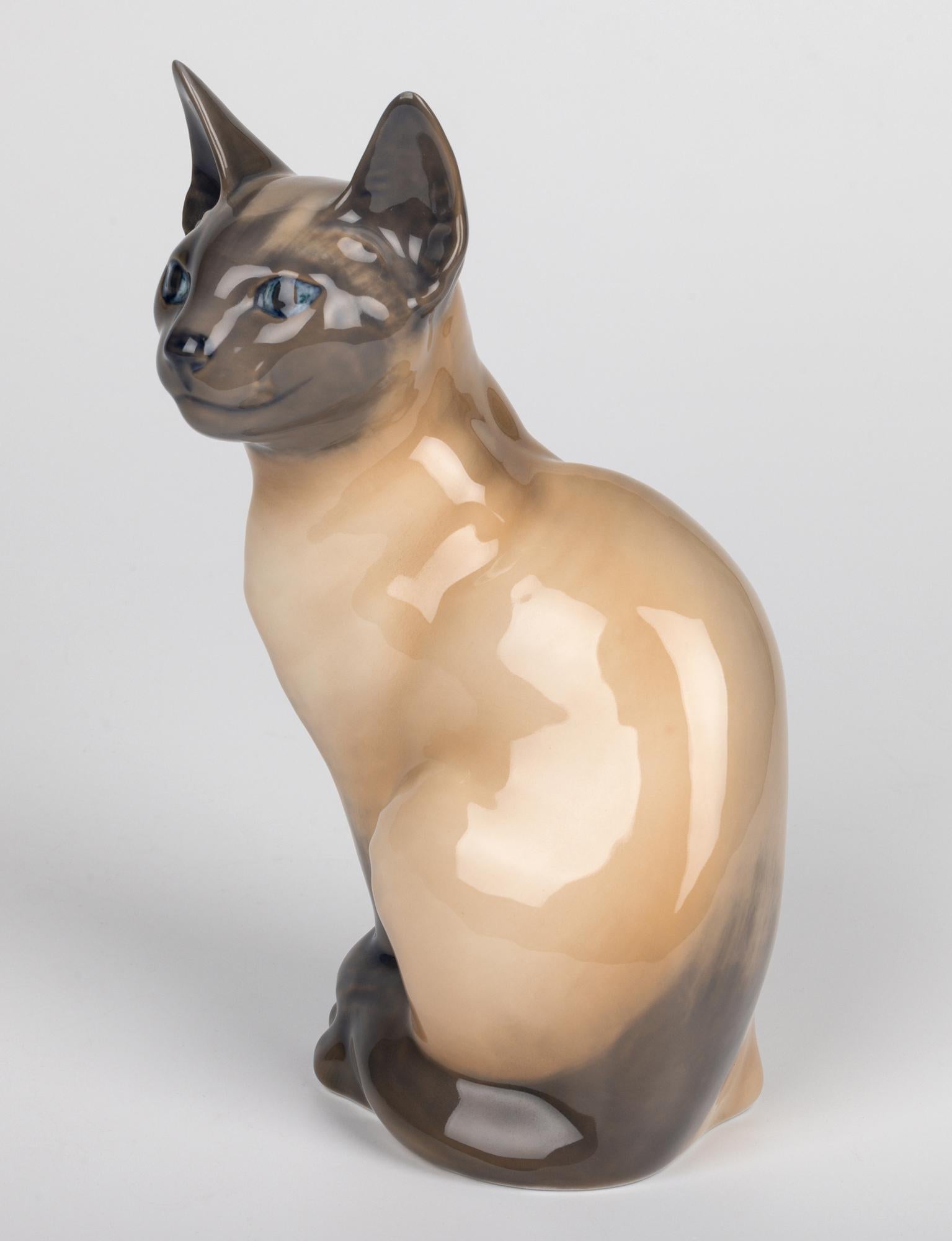 Figura de gato siamés de porcelana grande Royal Copenhagen Model 3281 en venta 1