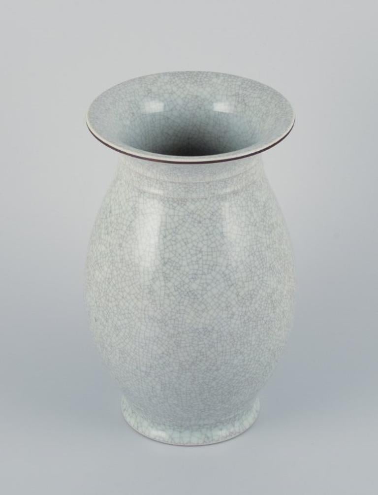Royal Copenhagen, grande vaso in porcellana dal design classico con smalto crepla.
1969-1974.
Contrassegnato.
Prima qualità di fabbrica.
In perfette condizioni.
Dimensioni: H. H. 22,0 cm x P. 12,5 cm.