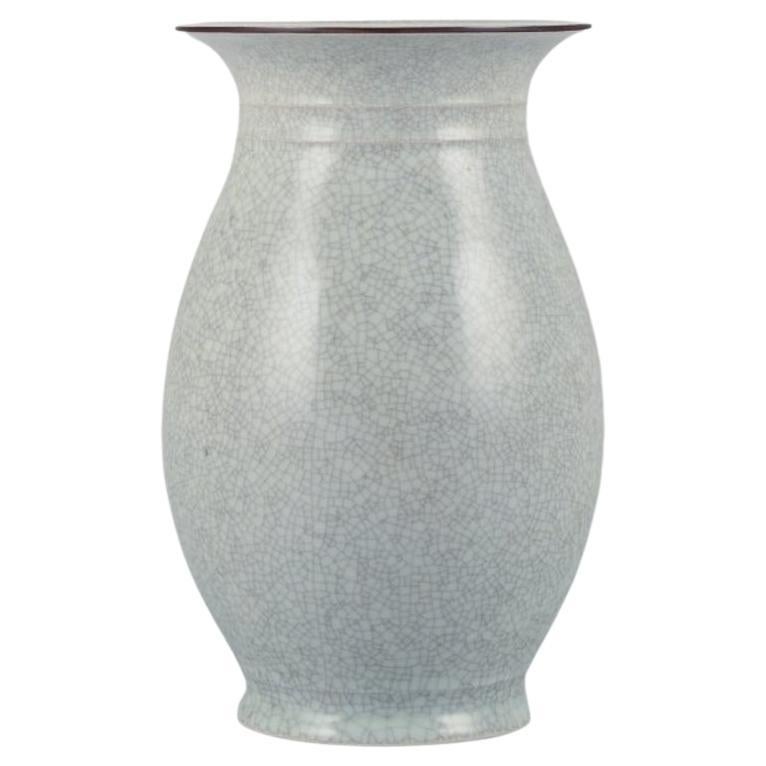 Royal Copenhagen, große Porzellanvase in klassischem Design mit Craquelé-Glasur.