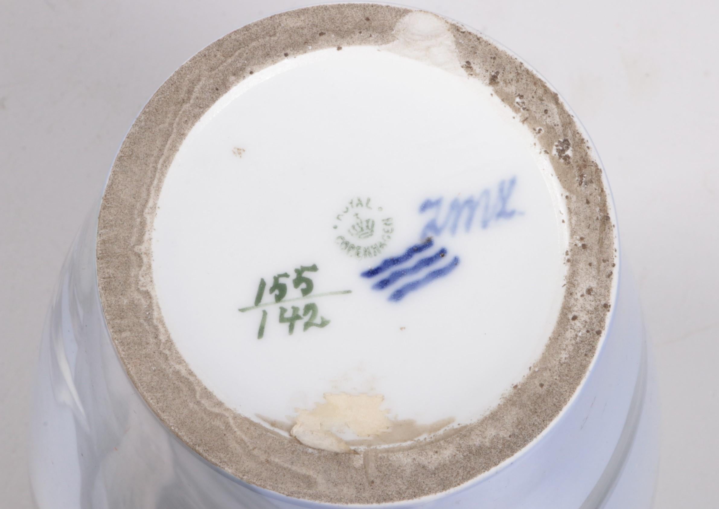 Royal Copenhagen Vaso grande in porcellana dipinto con il fiore della tromba in vendita 3