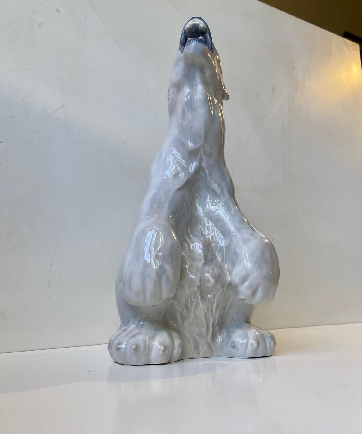 Grande figurine/sculpture d'ours polaire rugissant en porcelaine.  Conçu en 1901 par Carl Frederik Liisberg pour Royal Copenhagen. Cet exemple date des années 1960. Modèle no. 502. Dimensions : Hauteur 32 cm / 12.3