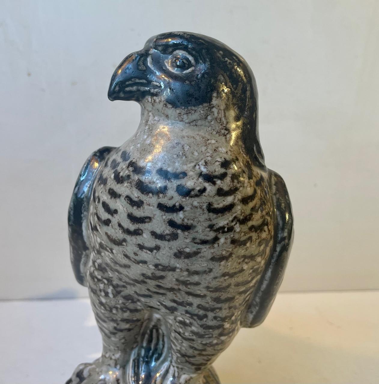 Royal Copenhagen Großer Steingut Falcon von Knud Kyhn, Dänemark, 1950er Jahre (Moderne der Mitte des Jahrhunderts) im Angebot