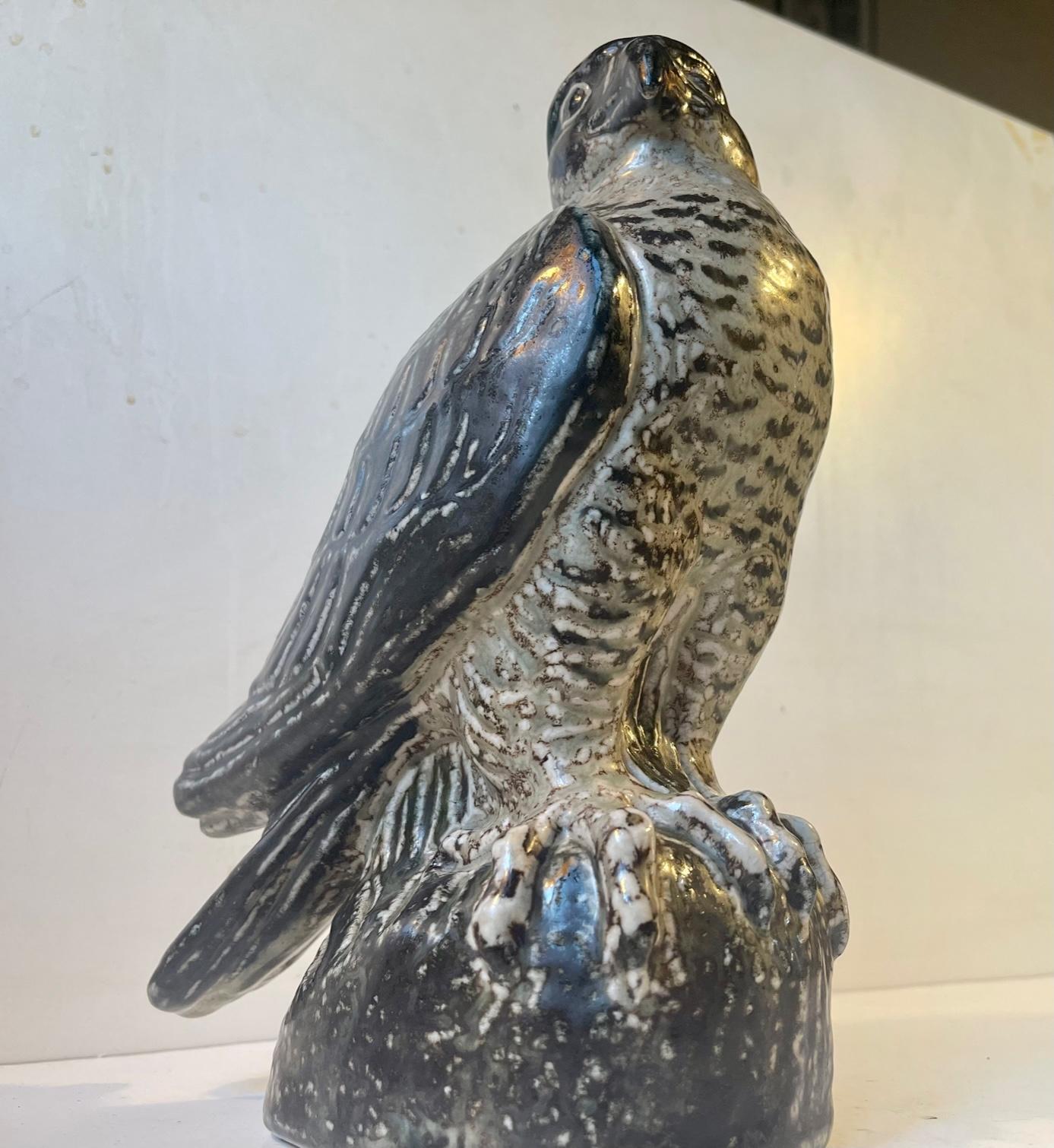 Royal Copenhagen Großer Steingut Falcon von Knud Kyhn, Dänemark, 1950er Jahre (Mitte des 20. Jahrhunderts) im Angebot