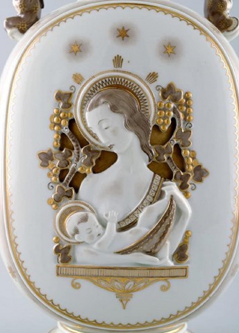 Début du 20ème siècle Art déco Royal Copenhagen, jarre à couvercle avec la Vierge Marie et l'enfant de Jésus en vente