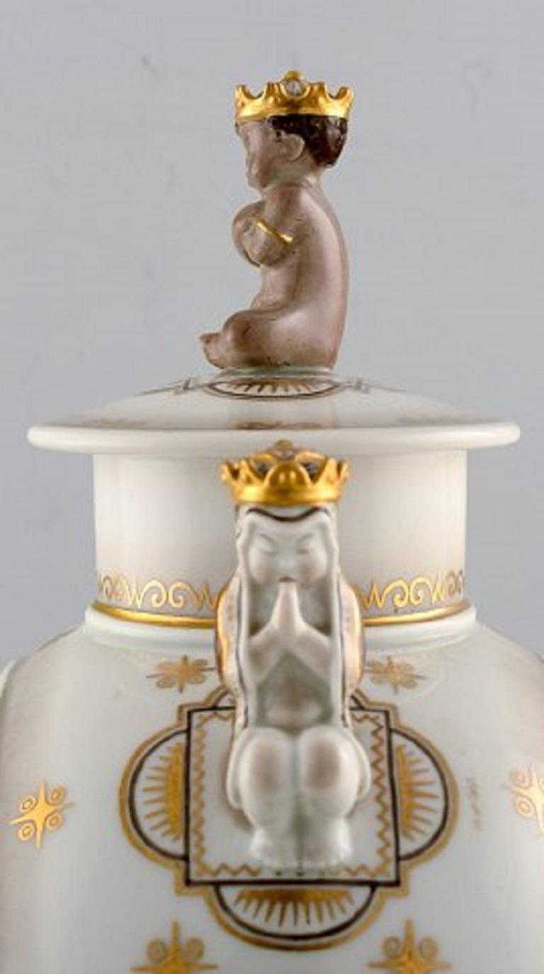 Art déco Royal Copenhagen, jarre à couvercle avec la Vierge Marie et l'enfant de Jésus en vente 2