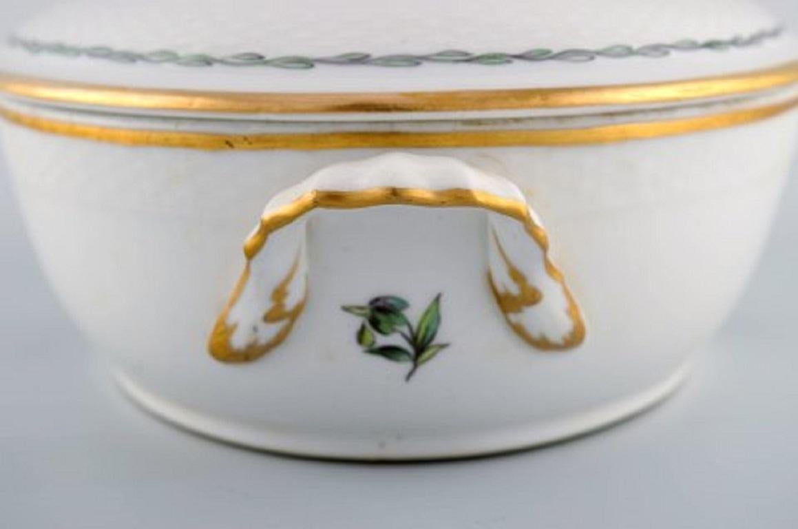 Royal Copenhagen Terrine mit Deckel aus handbemaltem Porzellan mit Vogelmotiven im Angebot 1