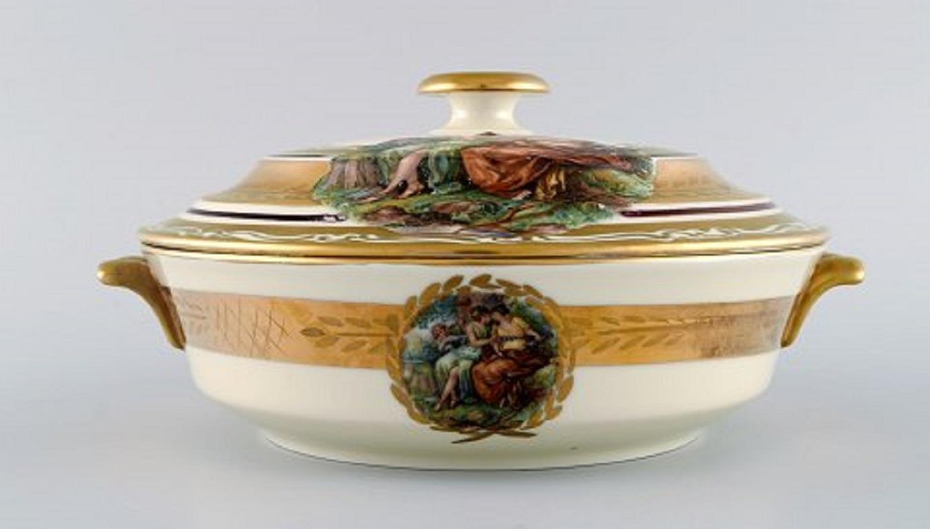 Royal Copenhagen lidded tureen in porcelain with romantic scenes and gold decoration, 20th century.
Measures: 24.5 x 12 cm.
Stamped.
In excellent condition.
2nd factory quality.