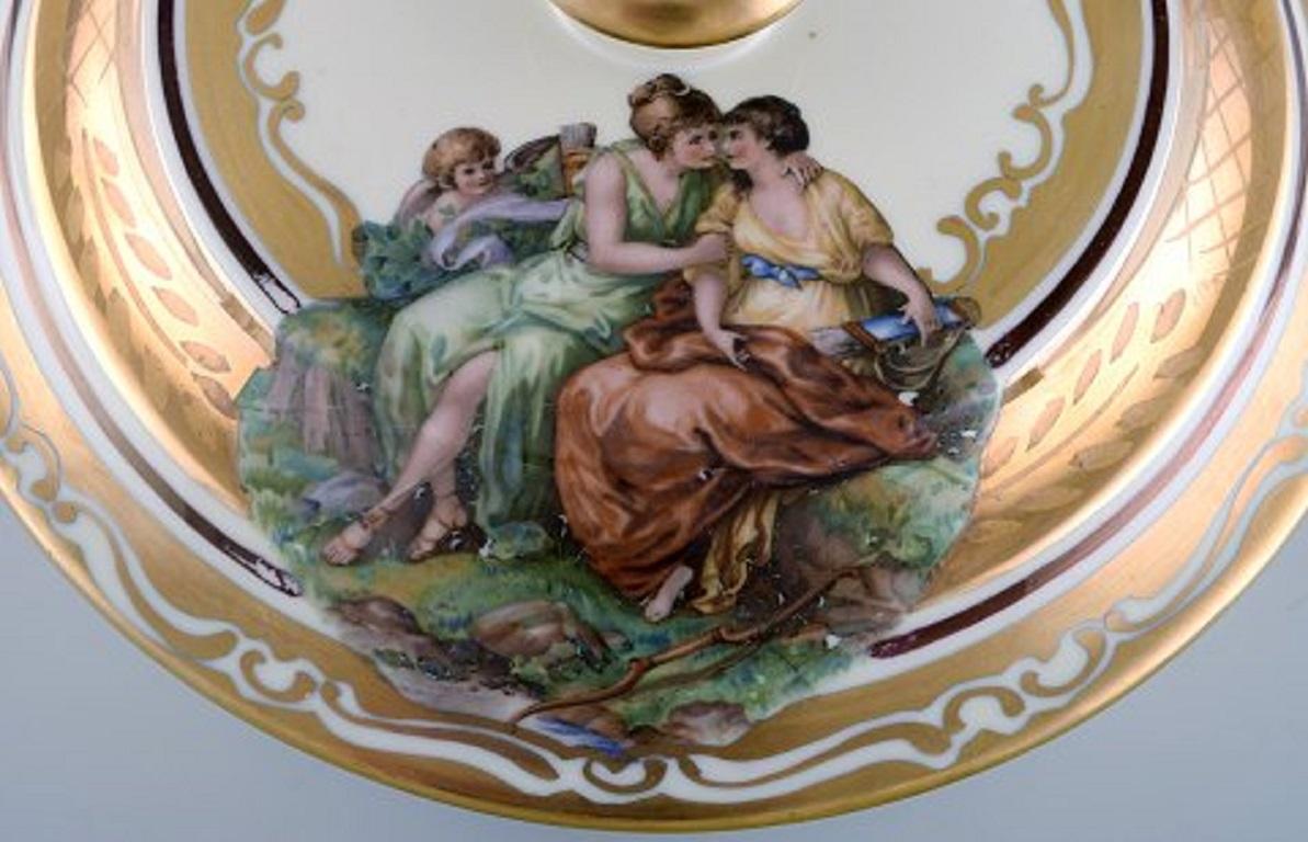 Milieu du XXe siècle Soupière à couvercle Royal Copenhagen en porcelaine avec scènes romantiques en vente