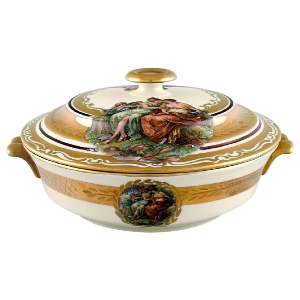 Zuppiera con coperchio di Royal Copenhagen in porcellana con scene romantiche