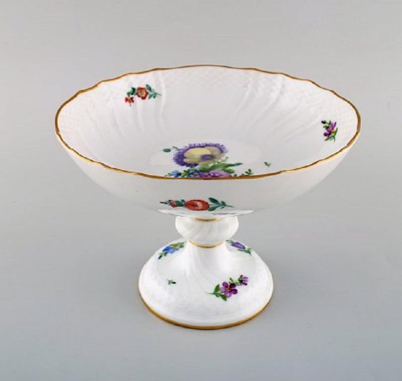 Royal Copenhagen light Saxon flower. Compote and bowl in hand painted porcelain, early 20th century.
The bowl measures: 20.5 x 5.5 cm.
The compote measures: 21 x 15 cm.
In very good condition.
Stamped.
1st factory quality.