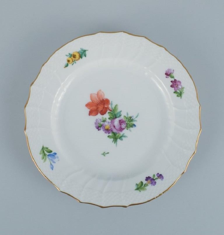 Royal Copenhagen, Light Saxon Flower, five lunch plates.
Decoration number 493/1623.
Approx. 1920s.
Second factory quality.
Measurements: 22.5 cm.
Perfect condition.
