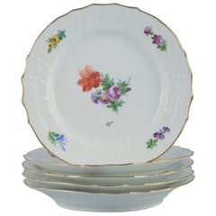 Royal Copenhagen, Light Saxon Flower, cinq assiettes à déjeuner.